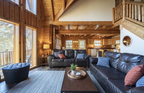 South Bloomingville Chalet De Esquí | ❤️ of Hocking Hills 🌲 Hot Tub, Wifi, Close to Trails + Caves, 11 Secluded Acres