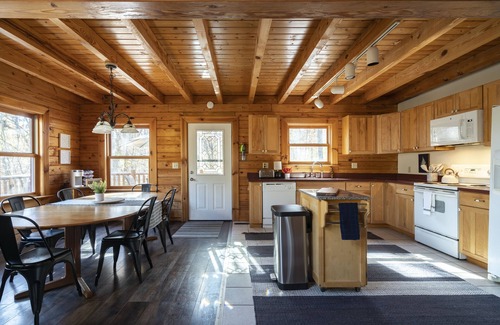 South Bloomingville Chalet De Esquí | ❤️ of Hocking Hills 🌲 Hot Tub, Wifi, Close to Trails + Caves, 11 Secluded Acres