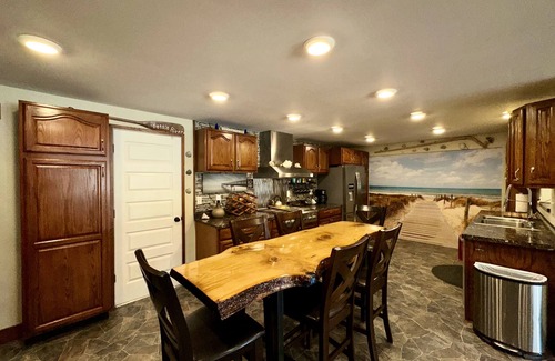 Benzonia Casa | %OFF 7/28 DAYS 20 gst /pet - 3,600 sq. ft.ranch 0.5m to Crystal Mountain resort