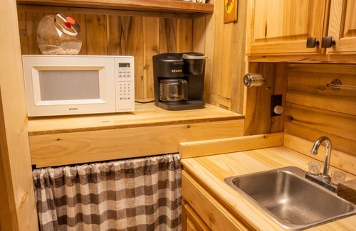 Ansted Cabina | OFF GRID GETAWAY! BRING ATV..Mountain cabin close to New River Gorge.