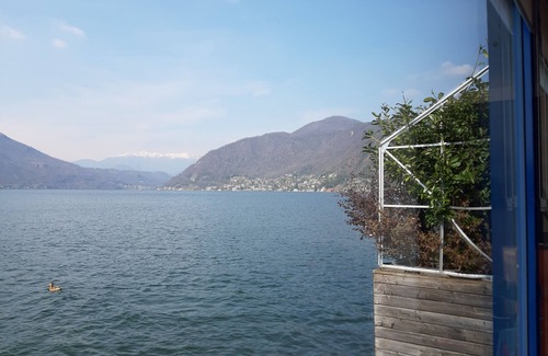 Porto Ceresio Alquiler De Eote | Off-grid floating unit with low environmental impact.