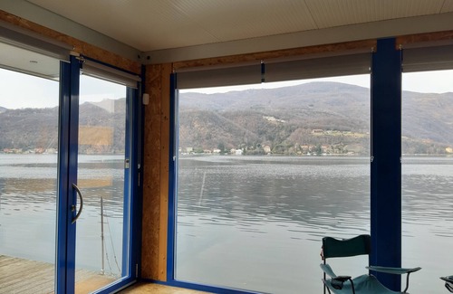 Porto Ceresio Alquiler De Eote | Off-grid floating unit with low environmental impact.