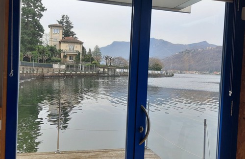 Porto Ceresio Alquiler De Eote | Off-grid floating unit with low environmental impact.