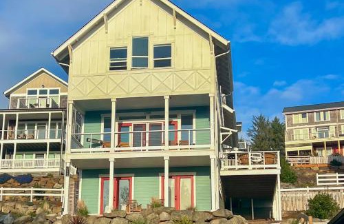 Nelscott Casa | Off of the Hook