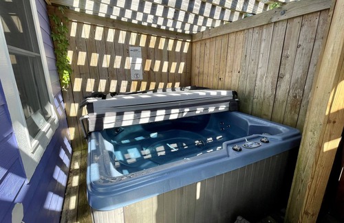 Ocracoke Casa | Off the Deep End: piscina cubierta climatizada, jacuzzi, a corta distancia del puerto.
