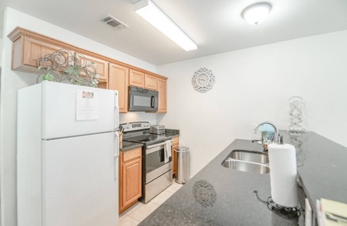 New Braunfels Condominio | Off the Hook Chardonnay Getaway, Watewheel Condos On The River, pet friendly