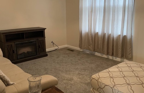 Clarksville Casa | Office with desk and chair