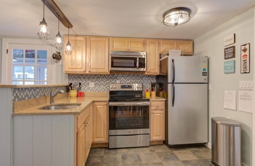 Ogunquit Cabaña | Ogunquit Footbridge Beach, sleeps 6, outdoor shower & fireplace, smoke free home