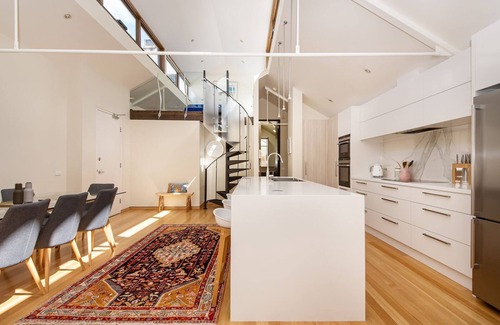 Collingwood Apartamento | Oh So Collingwood - Discreetly secluded within an iconic c1880's building.