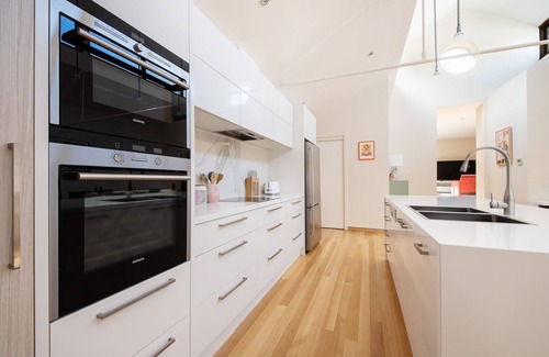 Collingwood Apartamento | Oh So Collingwood - Discreetly secluded within an iconic c1880's building.
