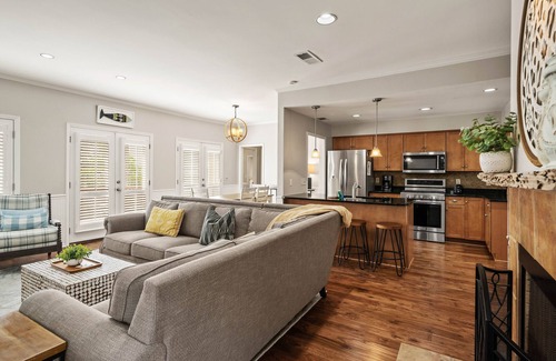 King City Casa | Ohhh so close to the Village with a POOL! Sleeps 8