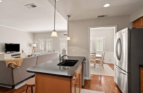 King City Casa | Ohhh so close to the Village with a POOL! Sleeps 8