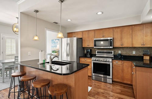 King City Casa | Ohhh so close to the Village with a POOL! Sleeps 8