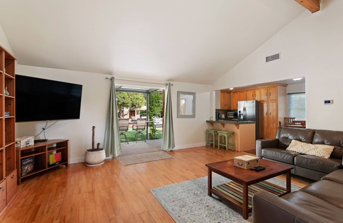 Ojai Casa | Ojai East End Countryside Retreat with Outside Jacuzzi and EV TESLA Charger