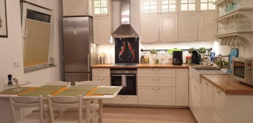Munchen District Apartamento | Oktoberfest & CityCenter, Trade Fair ICM Full 2-BedRm 2-BathRm, direct Metro-SBahn or drive 15 min to City Center, free Parking, Balcony