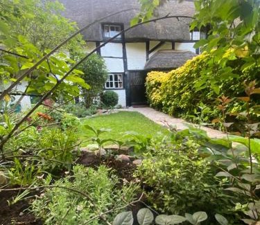Shottery Casa | Old Cottage in Stratford upon Avon