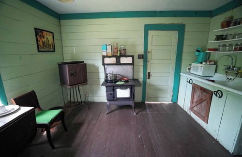 Plantersville Cabina | Old Fashioned 1930s Country Cottage Retreat in Plantersville - Near TX Ren Fest