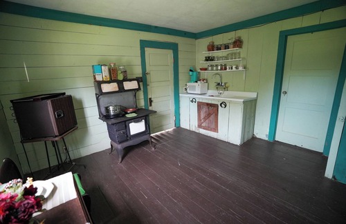 Plantersville Cabina | Old Fashioned 1930s Country Cottage Retreat in Plantersville - Near TX Ren Fest