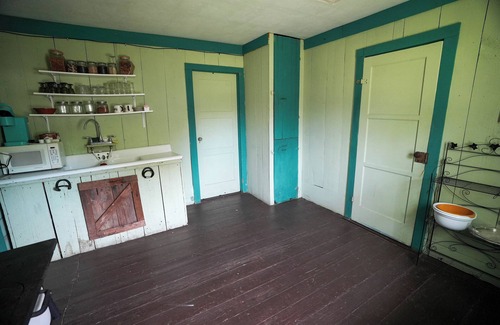 Plantersville Cabina | Old Fashioned 1930s Country Cottage Retreat in Plantersville - Near TX Ren Fest