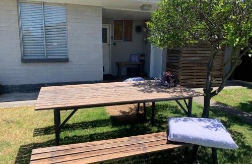 Lakes Entrance Casa | Old fisherman's house on barkes - pet and family friendly