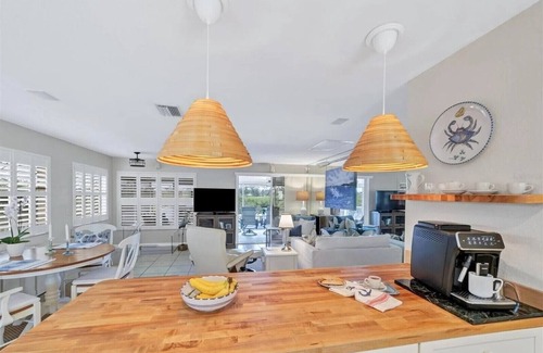 Englewood Casa | Old Florida! Incredible sunsets over mangroves/creek from your screened deck!