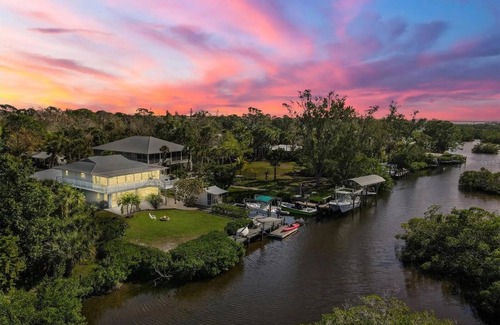 Englewood Casa | Old Florida! Incredible sunsets over mangroves/creek from your screened deck!