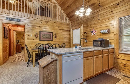 Sevierville Cabina | Old Glory - WIFI, Hot Tub, Game Room, Free Attraction Tickets!!!