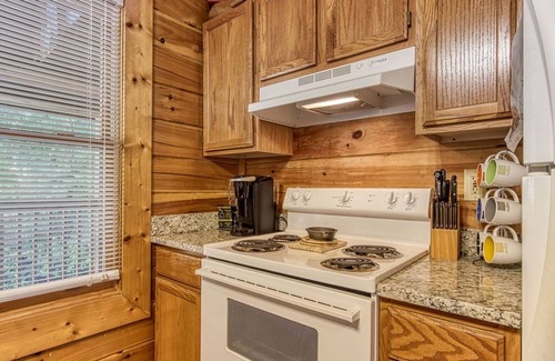 Sevierville Cabina | Old Glory - WIFI, Hot Tub, Game Room, Free Attraction Tickets!!!