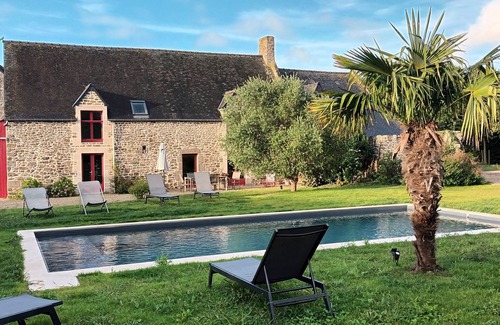 Saint-Meloir-des-Ondes Casa | Old house with swimming pool near St Malo