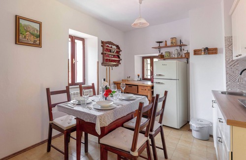 Koper Casa | Old Istrian house under the rock in Osp