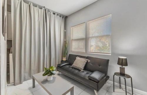 Meridian-Kessler Apartamento | OLD LISTING 3818 Central Ave Entire
