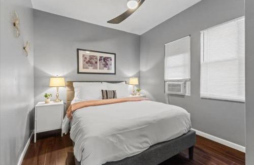 Meridian-Kessler Apartamento | OLD LISTING 3818 Central Ave Entire
