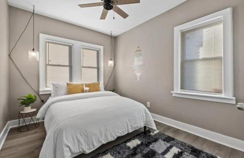 Meridian-Kessler Apartamento | OLD LISTING 3818 Central Ave Entire