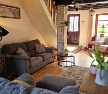 Neath Casa | Old Road Cottage Pet Friendly Outdoors Beaches