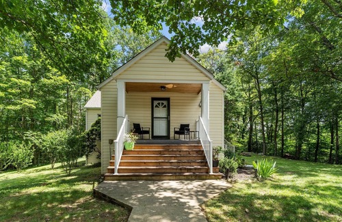 Dyke Cabaña | Old School House at Stone Mountain Vineyards