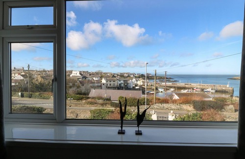 Cemaes Bay Cabaña | Old School House
