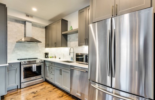 Old Town Triangle Condominio | Old Town Chicago at it's finest! Pet Friendly & Recently Renovated Top-Floor Condo Has Everything You Need for a Perfect Windy City Getaway by AllSet Turnover