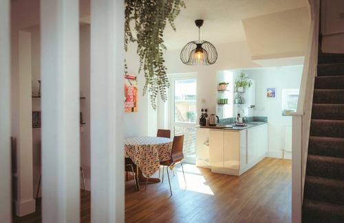 Eastbourne Cabaña | Old Town Cottage - cosy cottage hideaway with patio garden