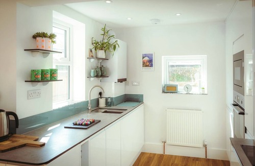 Eastbourne Cabaña | Old Town Cottage - cosy cottage hideaway with patio garden