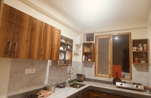 Old Manali Cabaña | Old Town Manali Homestay, Cozy Room with Apple Orchard & Mountain Views