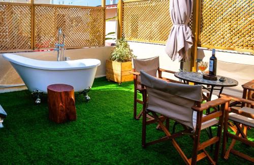 Old Town Rethymnon Casa | Old Town Rhapsody, Cosy 2-Floor Home with Rooftop Bathtub, BBQ & Lounge Under Sun Umbrellas