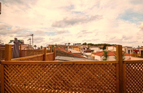 Old Town Rethymnon Casa | Old Town Rhapsody, Cosy 2-Floor Home with Rooftop Bathtub, BBQ & Lounge Under Sun Umbrellas