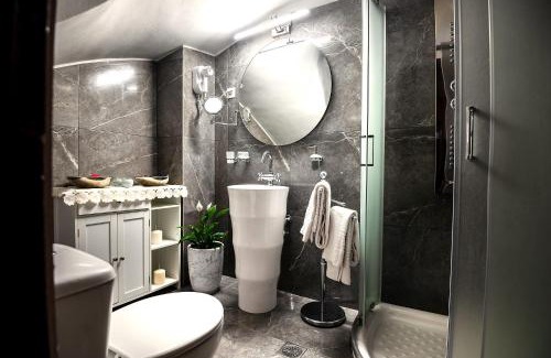 Old Town Rethymnon Casa | Old Town Rhapsody, Cosy 2-Floor Home with Rooftop Bathtub, BBQ & Lounge Under Sun Umbrellas