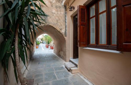 Old Town Rethymnon Casa | Old Town Rhapsody, Cosy 2-Floor Home with Rooftop Bathtub, BBQ & Lounge Under Sun Umbrellas