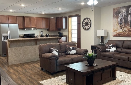 Dodge City Apartamento | Old West themed 2 Bedroom Apartment Downtown close to all tourist attractions