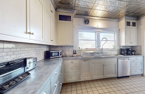 East Beach Casa | Old Yacht Club Inn All-Suite Getaway - 1 Block to East Beach, Walk Everywhere