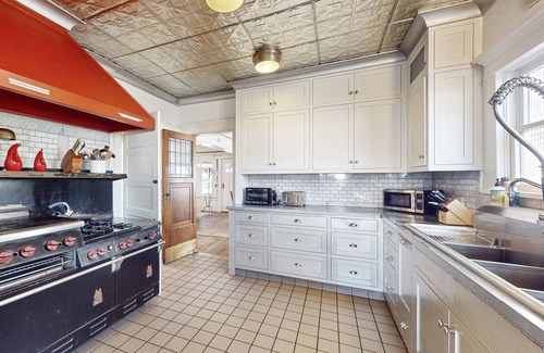East Beach Casa | Old Yacht Club Inn All-Suite Getaway - 1 Block to East Beach, Walk Everywhere