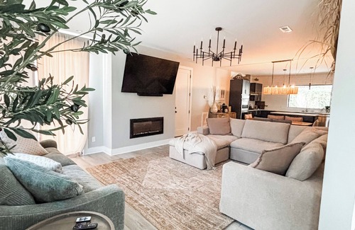 McMinnville Casa | Olive Branch Villa by the river