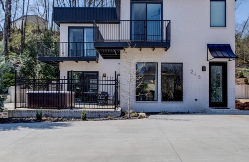 McMinnville Casa | Olive Branch Villa by the river