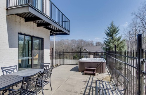 McMinnville Casa | Olive Branch Villa by the river
